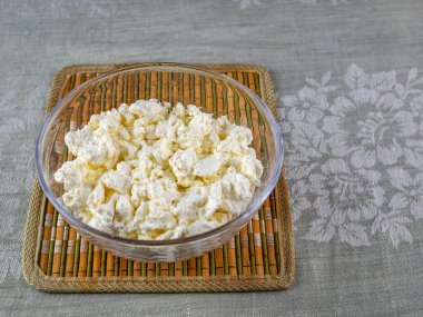 Kapalı tabakta ev yapımı süzme peynir. Doğal süt ürünü. Süt ürünleri sağlık için iyidir. Çiftlik ürünleri.
