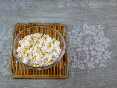 Kapalı tabakta ev yapımı süzme peynir. Doğal süt ürünü. Süt ürünleri sağlık için iyidir. Çiftlik ürünleri.