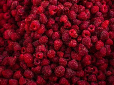 Güzel, olgun, kırmızı ahududu yakından. Doğal yiyecekler iyi sağlık için iyidir. Vejetaryen yaşam tarzı.