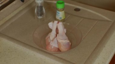 Kadınların ellerine biber serpiştirilir ve cam bir kasede ketçap tavuk bacağı serpiştirilir. Bir ev hanımı tavuk bacağı hazırlar. Ev yemeği..