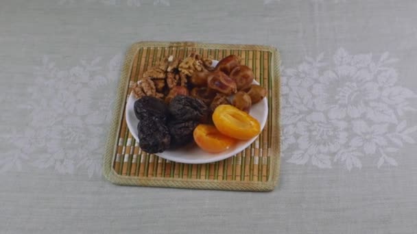 White Plate Yellow Slices Ripe Apricots Walnut Kernels Dried Dates — 图库视频影像