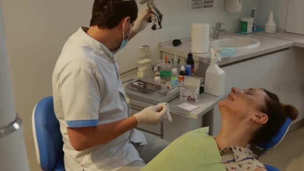 Пацієнт Стоматологічному Кріслі Стоматолог Лікує Зуби Концепція Охорони Здоров — стокове відео