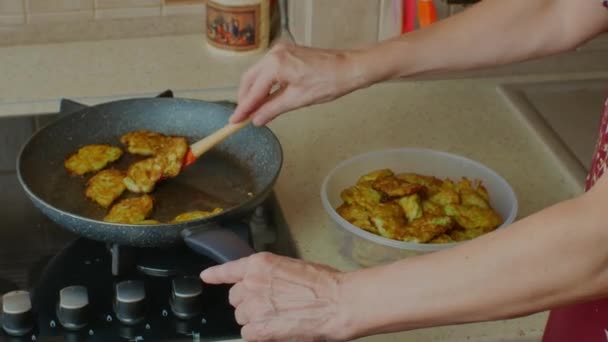 Housewife Stacks Delicious Fried Zucchini Cutlets Frying Pan Plastic Bowl — Vídeos de Stock