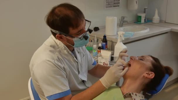 Patient Dental Chair Dentist Treats Her Teeth Health Care Concept — Stockvideo