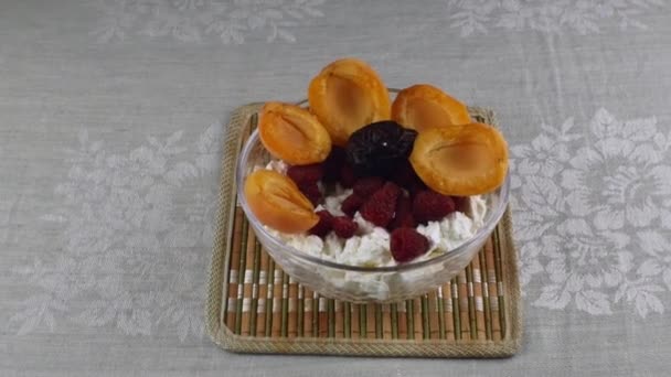 Womans Hand Beautifully Puts Prunes Glass Bowl Cottage Cheese Slices — Αρχείο Βίντεο