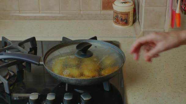 Een Huisvrouw Friet Heerlijke Courgettes Een Koekenpan Vegetarisch Lekker Eten — Stockvideo