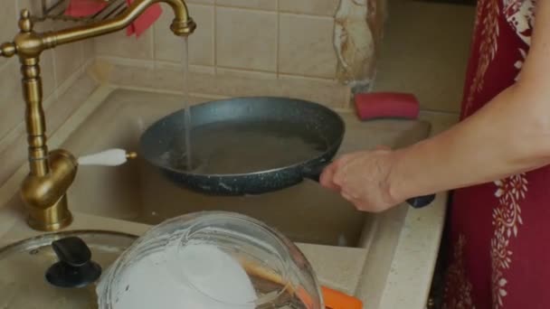Womans Hand Washing Dirty Frying Pan Sponge Foam Washing Dirty — Vídeo de Stock