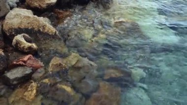 Güzel deniz kıyısı, sakin sörf, temiz su. Sakin düşünce ve rahatlama.