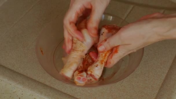 Womens Hands Marinate Chicken Legs Poured Ketchup Transparent Glass Bowl — Vídeos de Stock