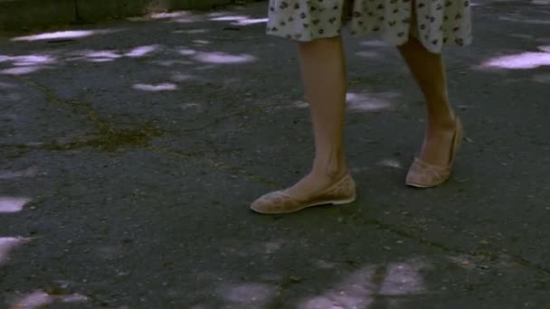 Close Female Legs Dressed Beautiful Summer Shoes Walking Walking Path — Αρχείο Βίντεο