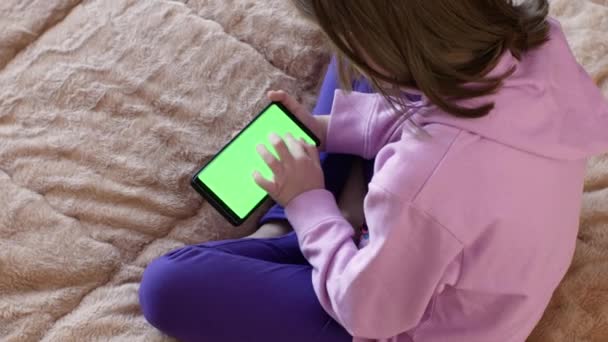 Little Girl Years Old Uses Smartphone Preconfigured Green Screen Several — Vídeo de Stock