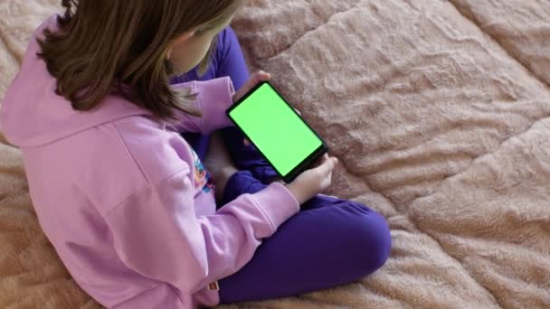 Little Girl Years Old Uses Smartphone Preconfigured Green Screen Several — Stok video