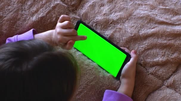 Close Mobile Phone Hands Little Girl Using Her Smartphone Green — Αρχείο Βίντεο