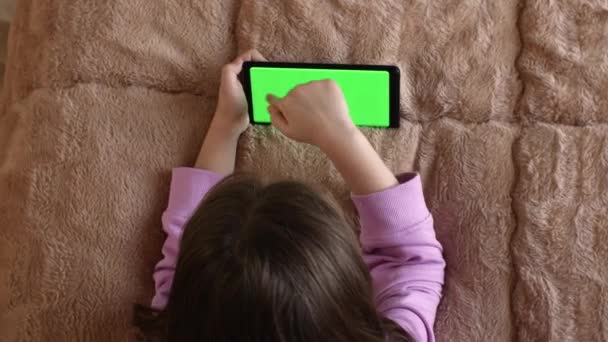 Egy Mobiltelefon Közelsége Egy Kislány Kezében Aki Okostelefonját Használja Zöld — Stock videók