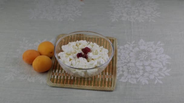 Womans Hand Beautifully Throws Red Ripe Raspberries Bowl Homemade Cottage — Αρχείο Βίντεο