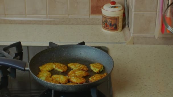 Housewife Fries Delicious Zucchini Cutlets Frying Pan Vegetarian Tasty Food — Vídeos de Stock