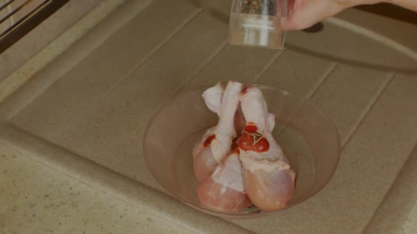 Womens Hands Sprinkled Pepper Pickled Ketchup Chicken Legs Glass Bowl — Vídeo de Stock
