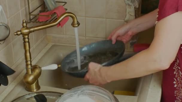 Womans Hand Washing Dirty Frying Pan Sponge Foam Washing Dirty — Stockvideo