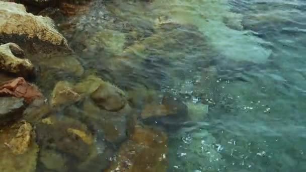 Beautiful Stone Seashore Calm Surf Clean Clear Water Calm Contemplation — Video Stock