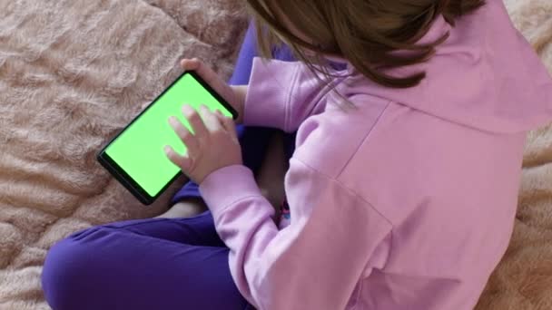 Девочка Подросток Держит Планшетный Компьютер Зеленым Экраном Онлайн Обучение Образование — стоковое видео