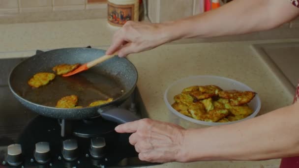 Housewife Stacks Delicious Fried Zucchini Cutlets Frying Pan Plastic Bowl — 图库视频影像