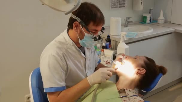 Patient Dental Chair Her Mouth Open While Dentist Treats Her — Stok Video