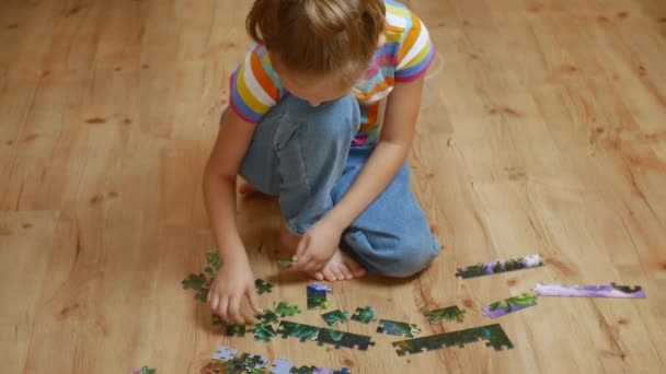 Small Child Collecting Puzzles Sitting Floor Room Close Child High — Videoclip de stoc