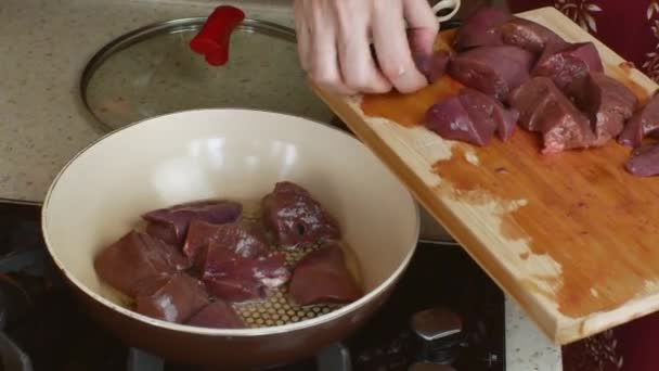 Close Female Hands Frying Fresh Pork Liver Frying Pan Recipe — Stockvideo