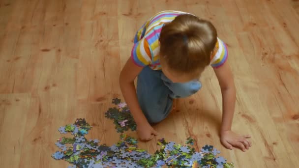 Pretty Girl Dressed Gray Jumper Blue Jeans Interest Collects Puzzles — Stockvideo