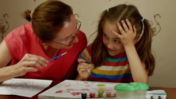 Young Beautiful Grandmother Teaches Her Pretty Granddaughter Paint Paints Home — Stok video