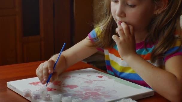 Дівчина Сидячи Столом Ентузіазмом Малює Пензлем Акварельними Фарбами Білому Полотні — стокове відео