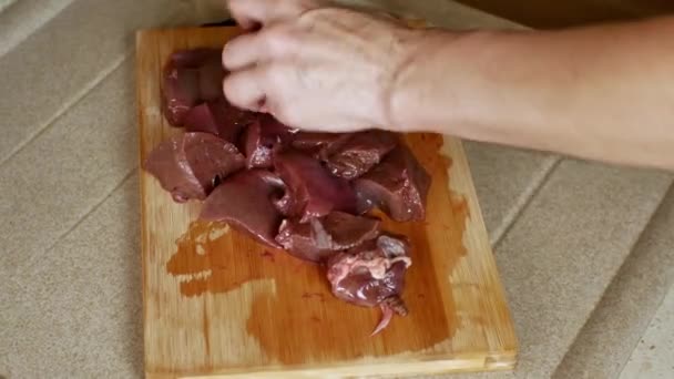 Housewife Cuts Pork Liver Meat Knife Wooden Kitchen Board Home — Vídeo de stock