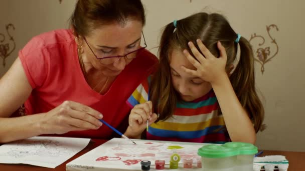 Young Beautiful Grandmother Teaches Her Pretty Granddaughter Paint Paints Home — Stok video