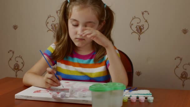 Pretty Girl Years Old Paints Paints White Canvas Sitting Table — Stok video