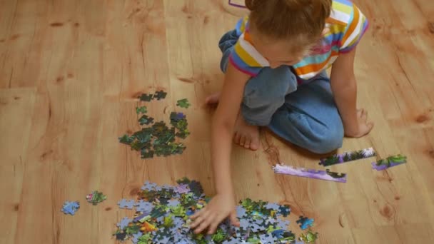 Pretty Girl Dressed Gray Jumper Blue Jeans Interest Collects Puzzles — Wideo stockowe