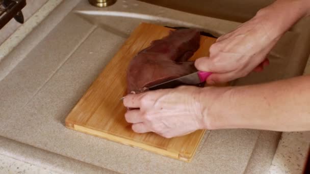Housewife Cuts Pork Liver Meat Knife Wooden Kitchen Board Home — Vídeos de Stock