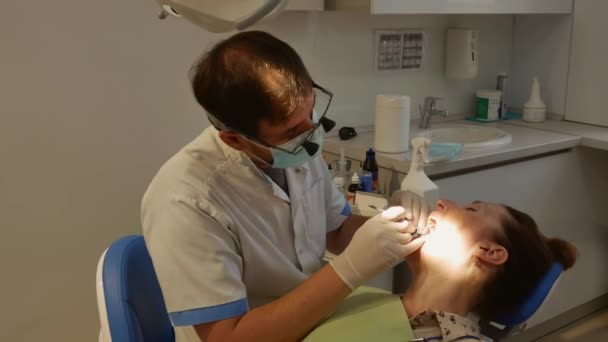 Patient Dental Chair Her Mouth Open While Dentist Treats Her — Stock videók