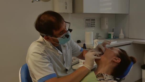 Patient Dental Chair Her Mouth Open While Dentist Treats Her — Video Stock