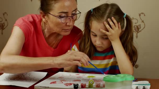 Young Beautiful Grandmother Teaches Her Pretty Granddaughter Paint Paints Home — Vídeo de Stock