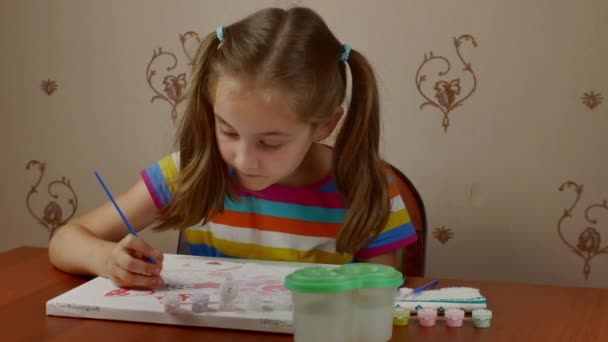 Красива Дівчина Років Малює Фарбами Білому Полотні Сидячи Столом Дитяча — стокове відео