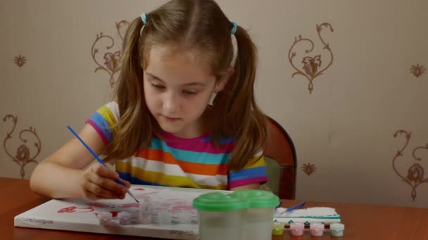 Красива Дівчина Років Малює Фарбами Білому Полотні Сидячи Столом Дитяча — стокове відео