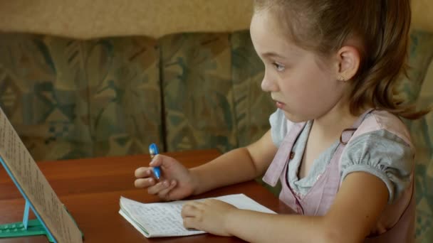 Μια Νεαρή Όμορφη Μαθήτρια Κάνει Μαθήματά Της Ενώ Κάθεται Στο — Αρχείο Βίντεο