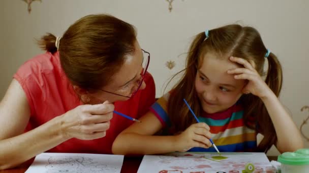 Adult Woman Little Girl Draws Paper Colored Watercolors Grandmother Granddaughter — Vídeo de Stock