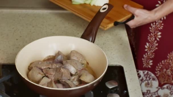 Woman Home Kitchen Fries Liver Frying Pan Puts Chopped White — Vídeo de Stock