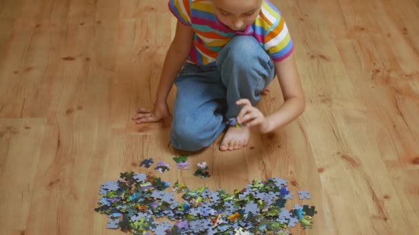 Cute Little Girl Collects Puzzles Sitting Wooden Floor Childrens Leisure — Vídeo de Stock