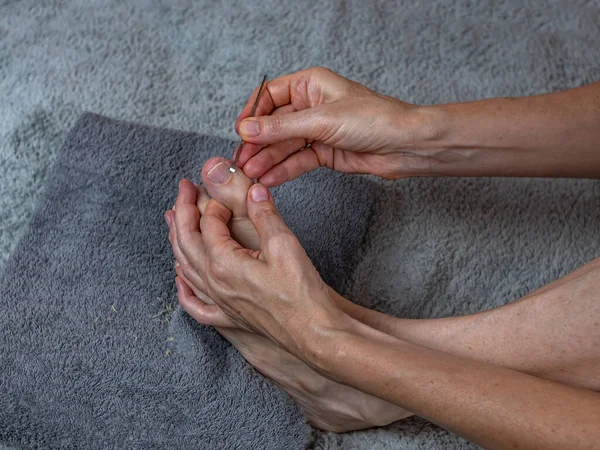 Metal Scraper Remove Cuticle Toes Concept Female Pedicure Foot Care — Stockfoto