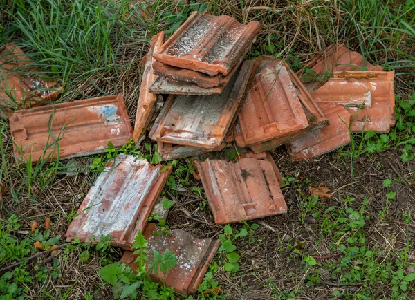 Sluiten Van Een Hoop Oude Vieze Kapotte Dakpannen Bouwdaken Industrie — Stockfoto