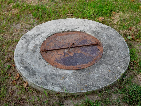 Eisenschacht Der Städtischen Kanalisation Ein Rostiger Schacht Auf Einem Betonsockel — Stockfoto