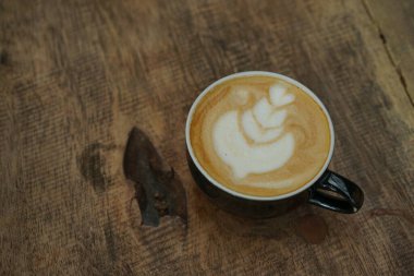 Espresso, kahve çekirdeklerini buharla ezerek yapılan koyu sade kahve.