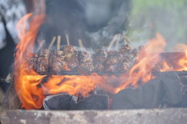 Keçi satay kızgın kömür kullanarak ızgara yapıyor.